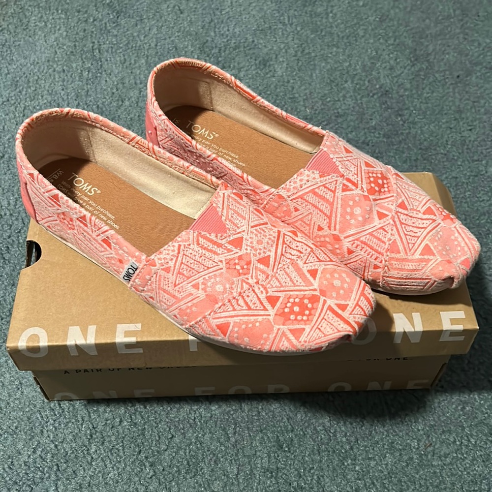 Toms Classic Pink Neon Tribal. Women’s 8.5